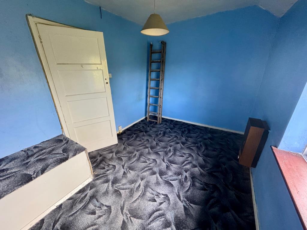 Lot: 77 - MID-TERRACE HOUSE FOR IMPROVEMENT - Bedroom 3